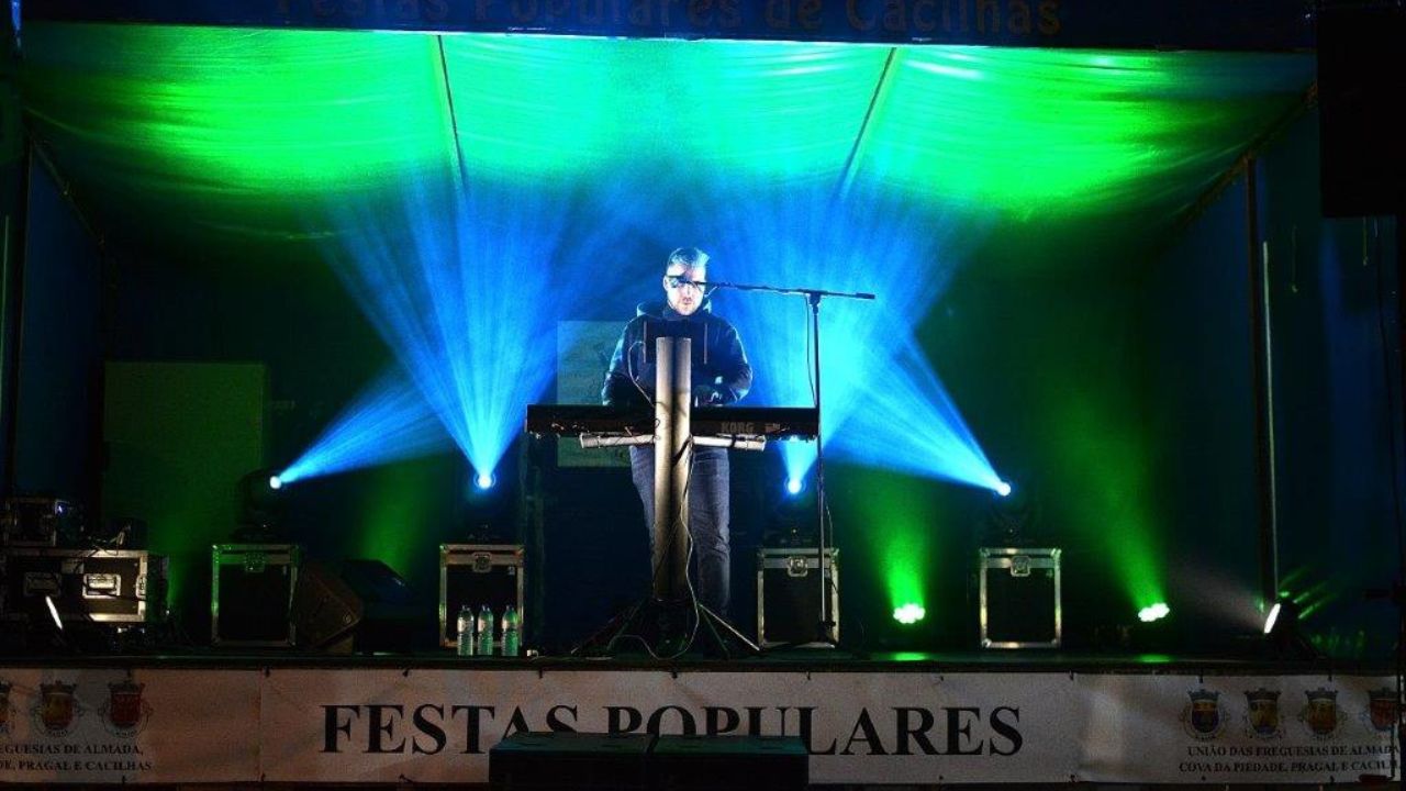 Cantor fazendo show ao vivo em cacilhas na festa dos santos populares