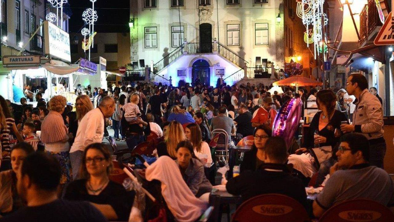 Festa dos Santos Populares em Cacilhas com pessoas dançando na rua animadas